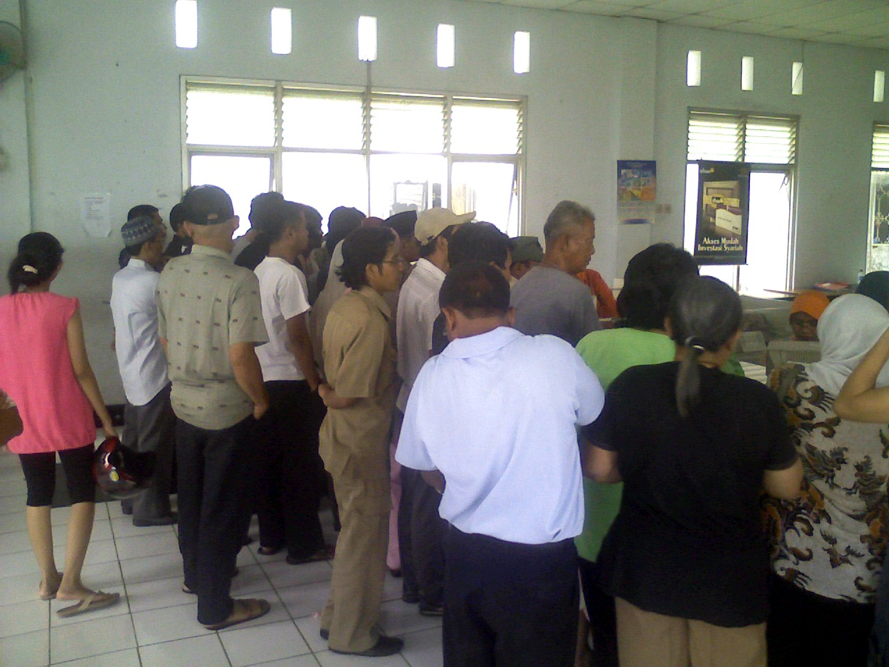 Antrian yang tidak jelas di Kantor Pos Pasar Minggu, foto diambil pada 2008.